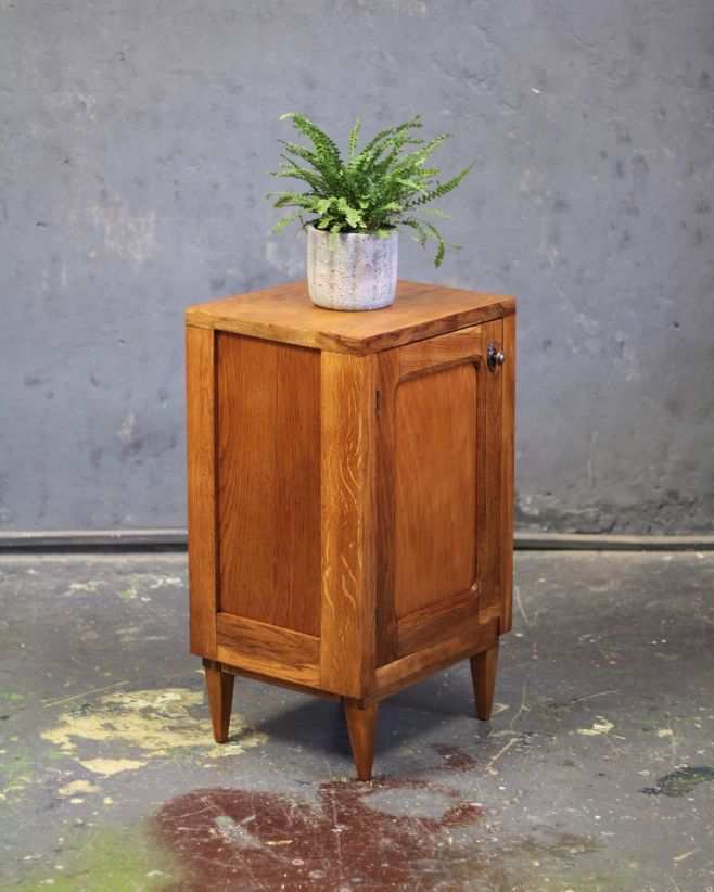 Jedno slovo: WOW! Táto skrinka prešla renováciou – a výsledok hovorí sám za seba. Po odstránení pôvodného čierneho náteru...