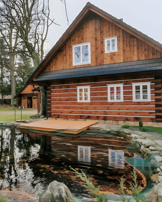 Povrch, ktorý drevo chráni a zároveň mu pristane. 🪵☀️ PNZ exteriérový olej v odtieni palisander zvýrazní kresbu dreva a...